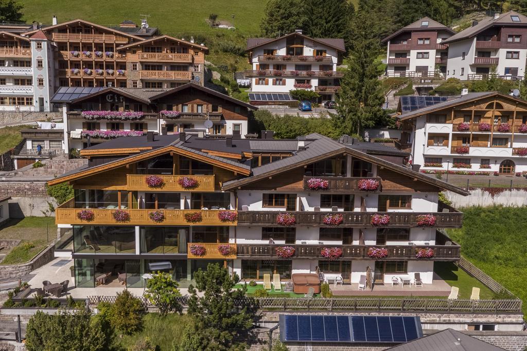 Hotel Garni Gardena - Appartments Santa Cristina Val Gardena Kültér fotó