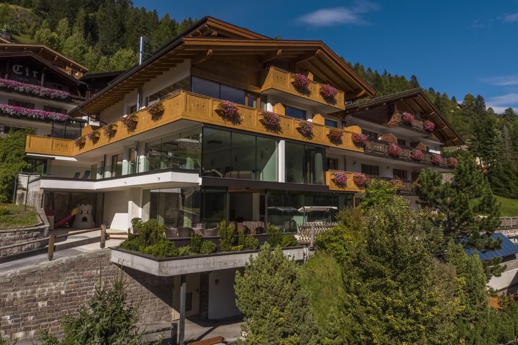 Hotel Garni Gardena - Appartments Santa Cristina Val Gardena Kültér fotó